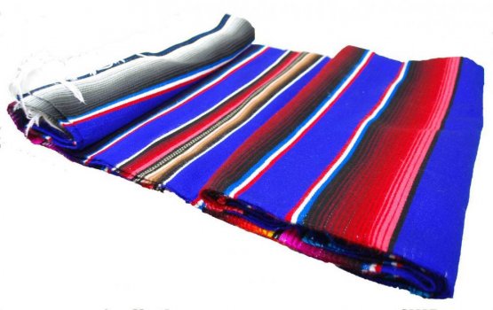 Mexická Serape Roll-up deka duhová s černými koženými opasky